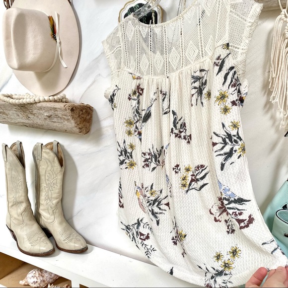 Beautiful BOHO prairie floral blouse w crochet detailing🦋✨ - Picture 8 of 9